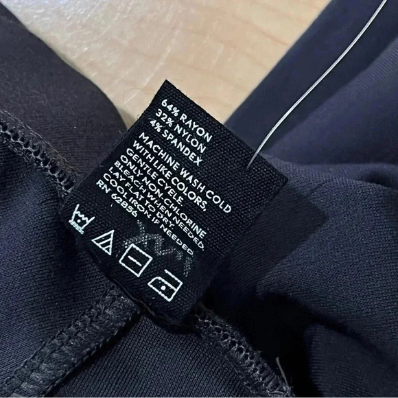 ❤️HUE  pull-up pants NWOT - Picture 10 of 12